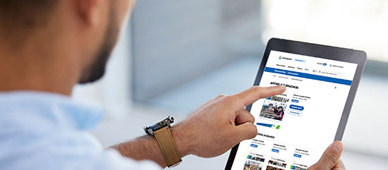 Ein Mann liest das digitale Amtsblatt auf einem Tablet.