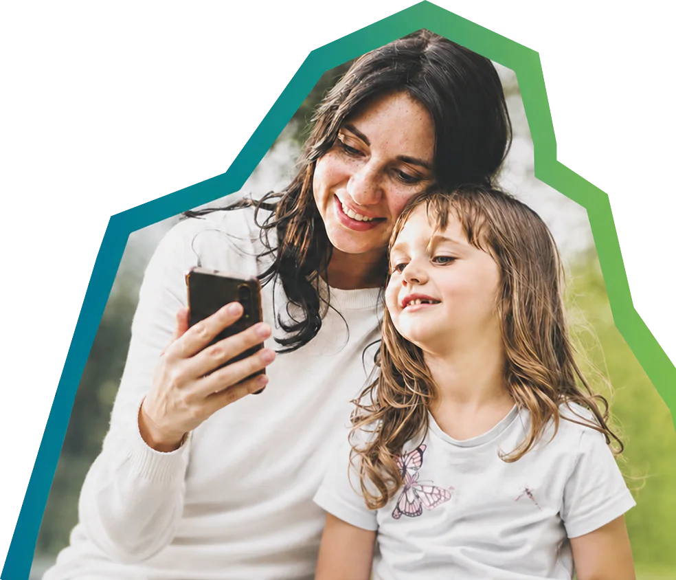 Eine Mutter und ihre Tochter schauen gemeinsam auf ein Smartphone - Kampagnenmotiv der Abokampagne des Amtsblatts Bruchsal.
